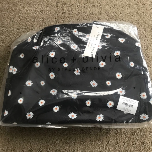 NWT ALICE + OLIVIA Daisy duffle bag, beach bag, gym bag - Value $150 - Picture 4 of 9